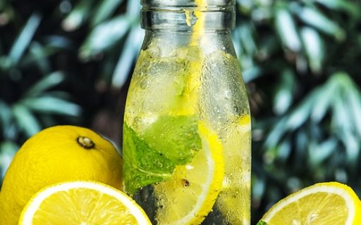 Woda z miodem i cytryną – zdrowotne właściwości, odchudzanie